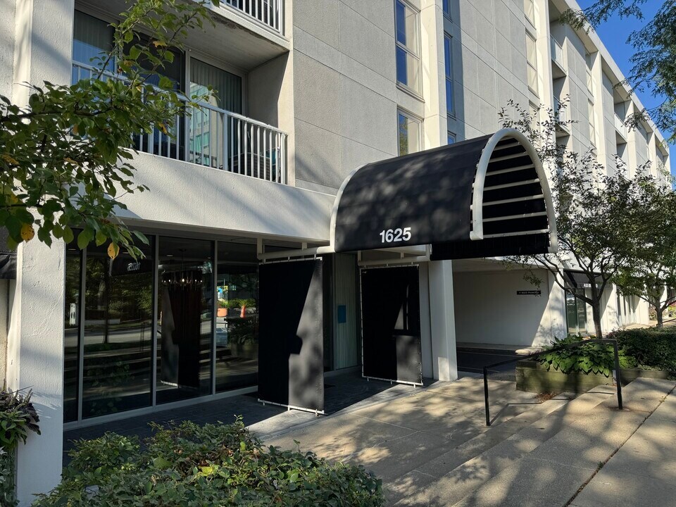 1625 Sheridan Rd in Wilmette, IL - Building Photo
