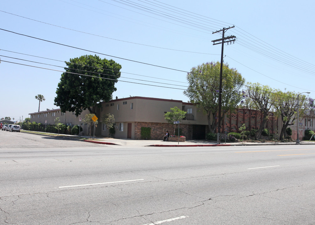 Woodman Apartments in Van Nuys, CA - Building Photo