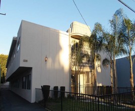 5216 Kester Ave in Sherman Oaks, CA - Foto de edificio - Building Photo