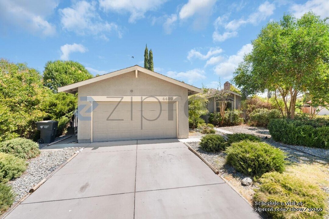 4430 Silverton Way in Sacramento, CA - Building Photo