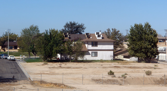 15764 Tern Rd in Victorville, CA - Foto de edificio - Building Photo