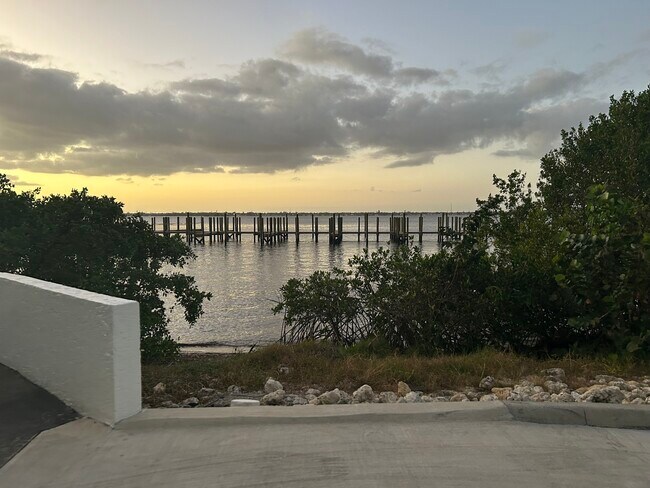 2875 Palm Beach Blvd in Ft. Myers, FL - Foto de edificio - Building Photo