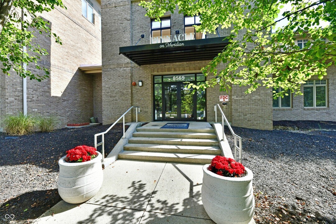 8555 One W Dr in Indianapolis, IN - Building Photo