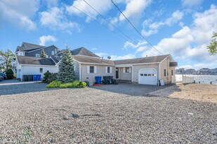 68 Blue Heron Dr in Toms River, NJ - Building Photo