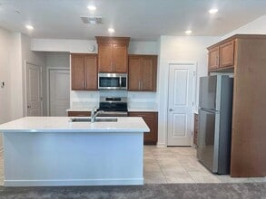 5301 E Commerce Way in Sacramento, CA - Building Photo - Building Photo