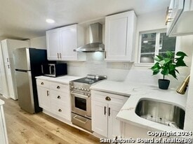 136 E Mulberry Ave in San Antonio, TX - Building Photo