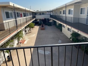 Vermonter Apartments South in Torrance, CA - Foto de edificio - Building Photo