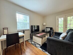 4504 Holly St, Unit 2N in Kansas City, MO - Foto de edificio - Building Photo