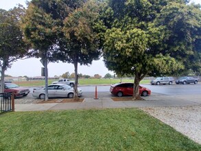 1111 Central Ave in Hollister, CA - Foto de edificio - Building Photo