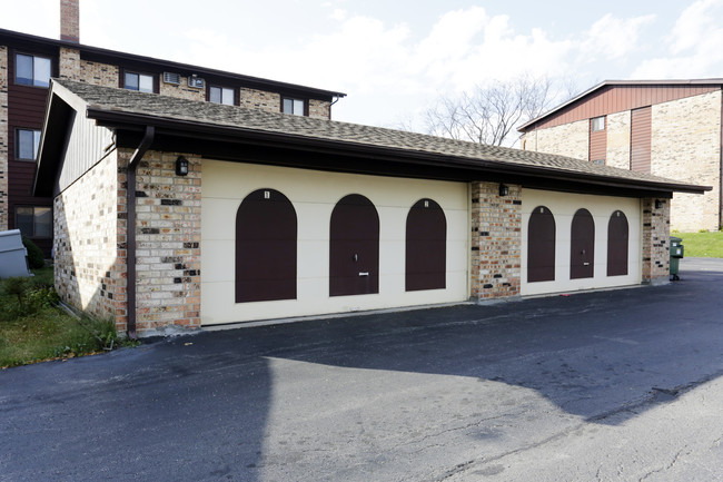 Orlan Brook Apartments in Orland Park, IL - Building Photo - Building Photo