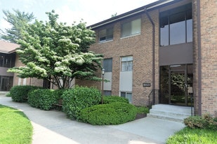 18601 Walkers Choice Rd, Unit 3 in Montgomery Village, MD - Building Photo