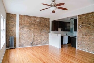 2822 W Montrose Ave in Chicago, IL - Foto de edificio - Building Photo