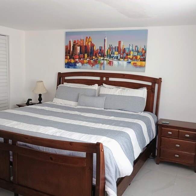 1033 NW 7th Ter, Unit Main house room for rent