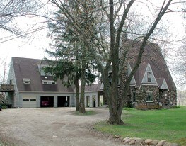 5271 W Michigan Ave in Oshtemo, MI - Building Photo