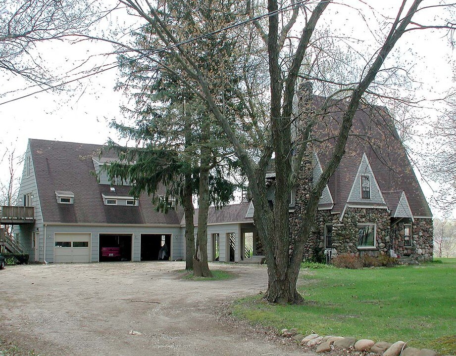 5271 W Michigan Ave in Oshtemo, MI - Building Photo