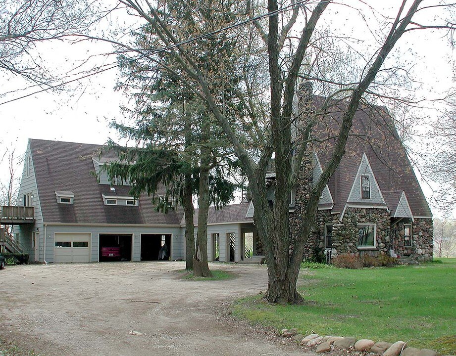 5271 W Michigan Ave in Oshtemo, MI - Foto de edificio