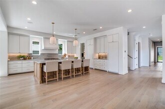 9233 E Lake Highlands Dr in Dallas, TX - Building Photo - Building Photo