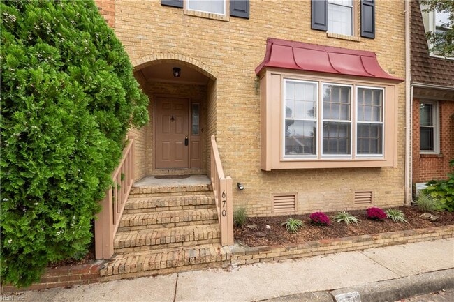670 Lord Dunmore Dr in Virginia Beach, VA - Building Photo - Building Photo