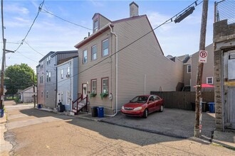 841 Blossom Wy in Pittsburgh, PA - Building Photo - Building Photo