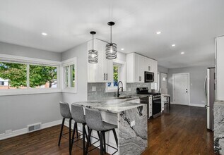 7225 E Prairie Rd in Lincolnwood, IL - Building Photo - Building Photo