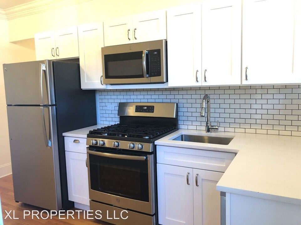 5549 N Lakewood Ave-Unit -APT 2B in Chicago, IL - Building Photo