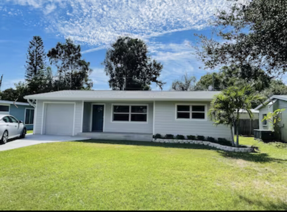 2628 Grand Cayman St in Sarasota, FL - Building Photo