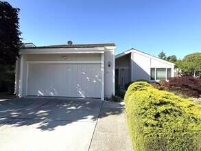 801 Runningwood Cir in Mountain View, CA - Building Photo - Building Photo