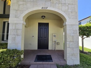 10632 W 33rd Ln in Hialeah, FL - Foto de edificio - Building Photo