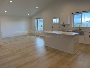 1019 Peach Rd in Winlock, WA - Building Photo - Building Photo