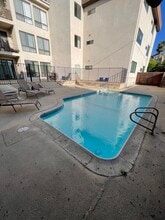 2175 S Beverly Glen Blvd, Unit 308 in Los Angeles, CA - Foto de edificio - Building Photo