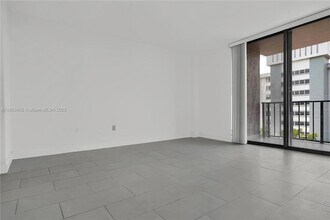 16751 NE 9th Ave, Unit 512 in North Miami Beach, FL - Building Photo - Building Photo