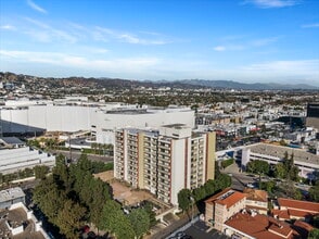 321 S San Vicente Blvd, Unit 101 in Los Angeles, CA - Foto de edificio - Building Photo