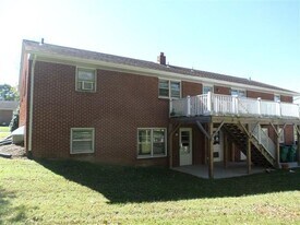 208 Broce Dr in Blacksburg, VA - Building Photo