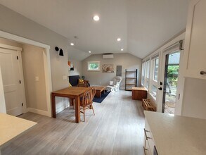 7279 SW Canyon Ln in Portland, OR - Building Photo - Building Photo