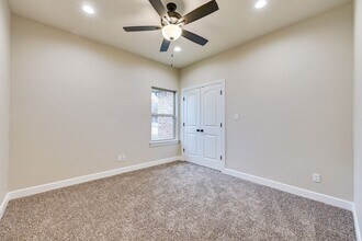 306 W Mclaine, Sherman, TX in Knollwood, TX - Building Photo - Building Photo