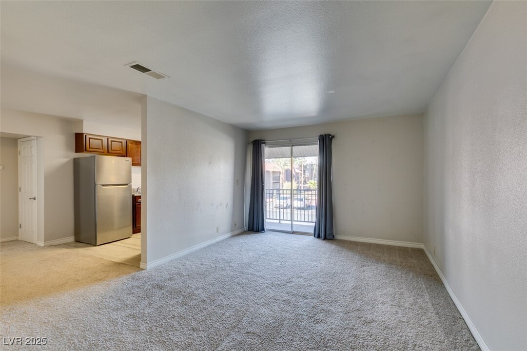 5081 River Glen Dr in Las Vegas, NV - Building Photo