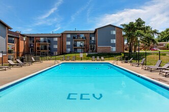 Country Club Village Apartments in West Des Moines, IA - Foto de edificio - Building Photo