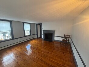 329 Main St, Unit 329 in West Newbury, MA - Foto de edificio - Building Photo