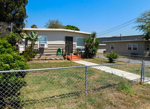 Park Side Court in Spring Valley, CA - Foto de edificio - Building Photo