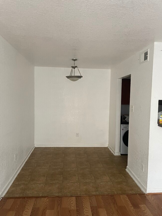 8100 Creekbend Dr in Houston, TX - Building Photo - Building Photo