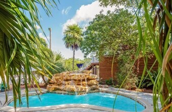 19453 Seminole St in Summerland Key, FL - Building Photo - Building Photo