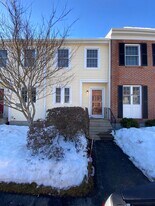 533 Fox Hollow Way in Manchester, NH - Building Photo