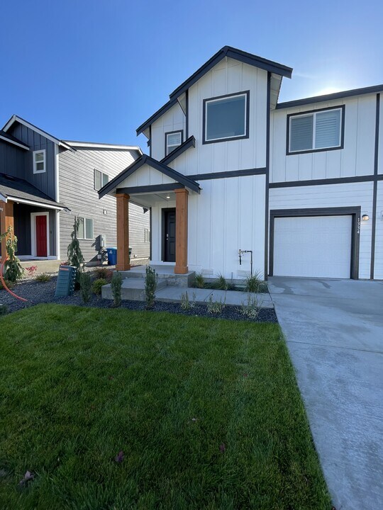 1334 N Wilhelm Wy in Post Falls, ID - Building Photo