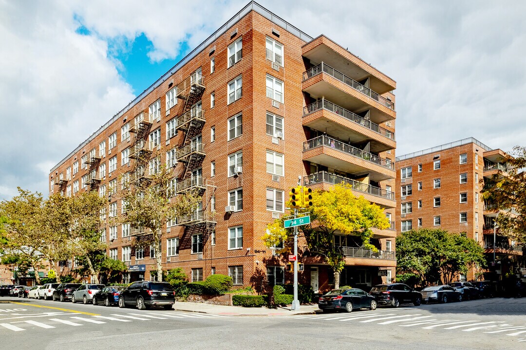 9411 59th Ave in Elmhurst, NY - Foto de edificio