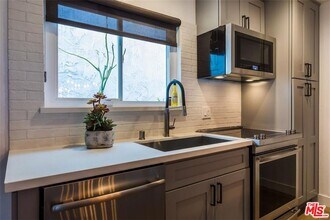 18203 Coastline Dr in Malibu, CA - Building Photo - Building Photo