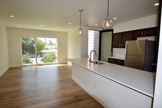 7421 Olivetas Ave in San Diego, CA - Foto de edificio - Building Photo