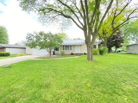 3312 Panther Ln in Cedar Falls, IA - Building Photo