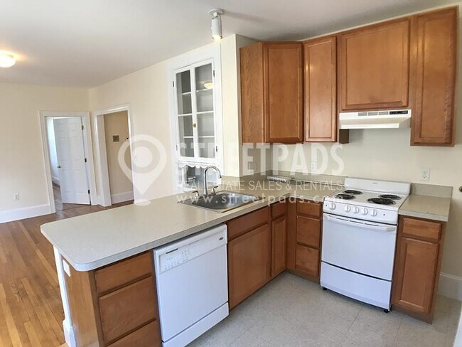 881 Massachusetts Ave in Cambridge, MA - Building Photo - Building Photo