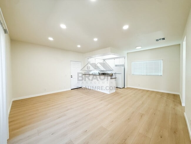 11459 Collins St, Unit 201 in Los Angeles, CA - Building Photo - Building Photo