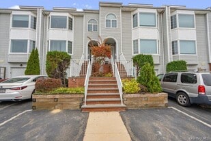 241-43 Oak Park Dr in Queens, NY - Building Photo